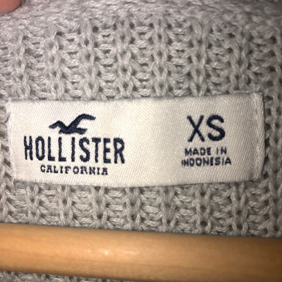 Hollister XS crew neck. Cropped. Pretty Soft grey color - Picture 2 of 11